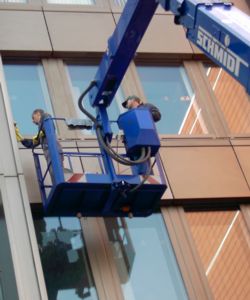 Fensterputzer an Hochhaus Fassade